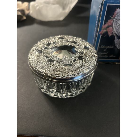 Vintage-New In Box-Round Crystal Trinket Box With Silver Embossed Lid-RARE FIND - Picture 4 of 6